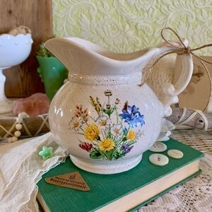 Vintage Pottery Pitcher 💐